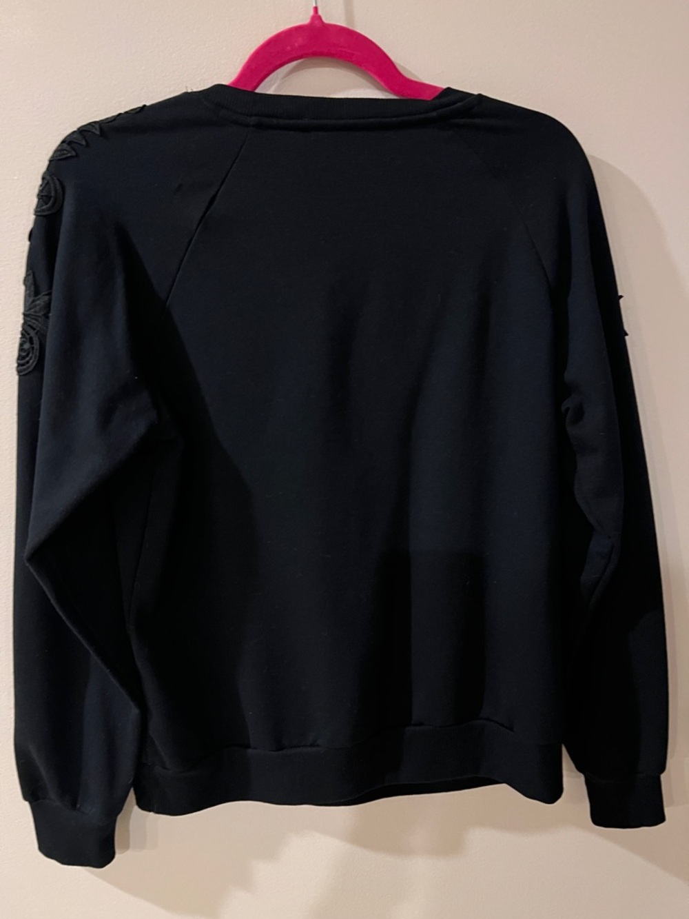 Gloria Vanderbilt Black Floral-Appliqué Crewneck Sweatshirt - Picture 4 of 4